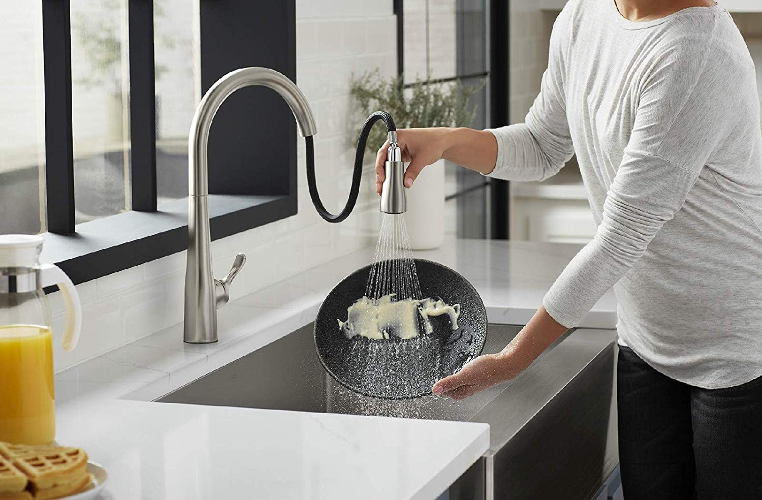  Pull Out Brushed Stainless One Hole Kitchen Faucet Cold and Hot Water