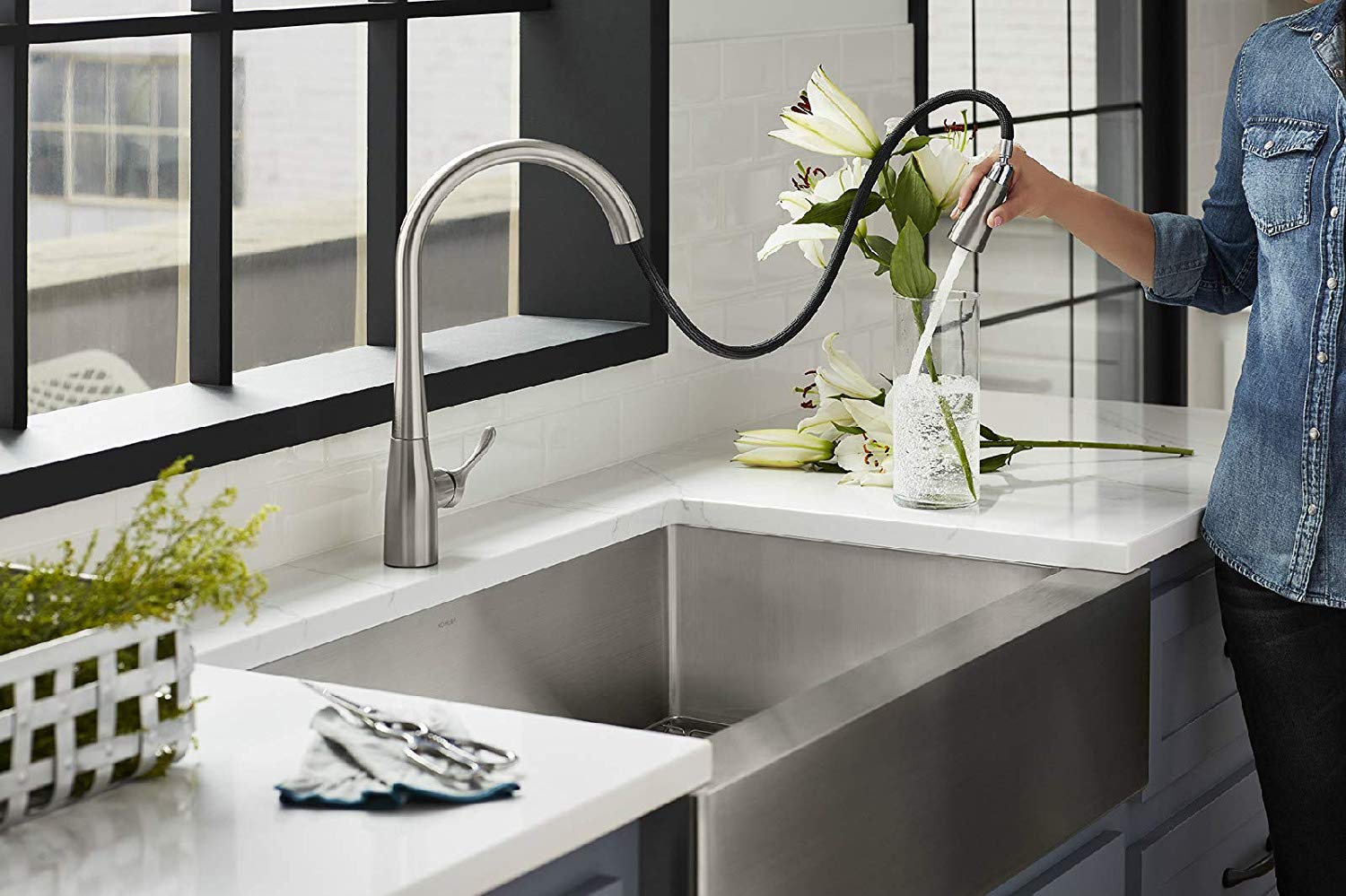  Pull Out Brushed Stainless One Hole Kitchen Faucet Cold and Hot Water